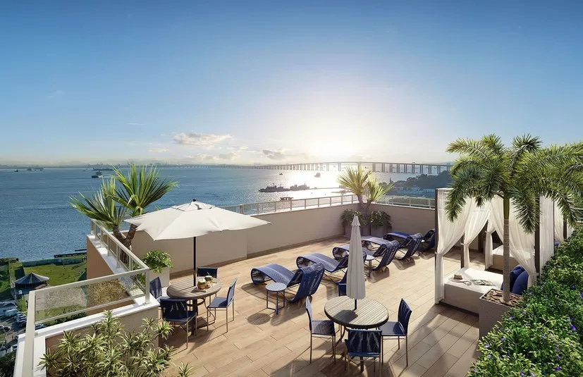 Rooftop com piscina panorâmica e vista para a Baía de Guanabara